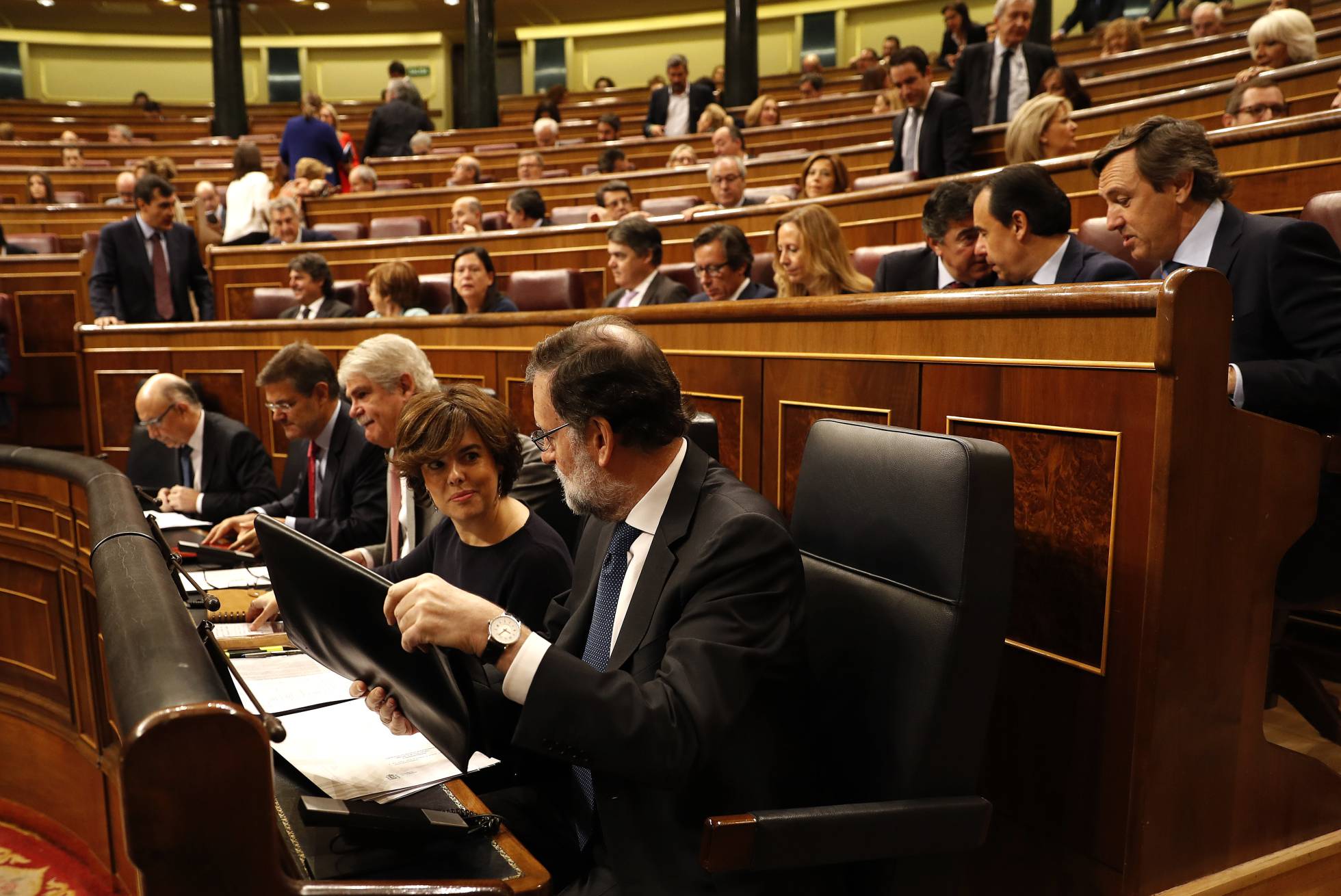 Congreso de los Diputados, sesión de control al Gobierno. Mariano Rajoy Presidente de Gobierno en su escaño con Soraya Sáenz de Santamaría. © LUIS SEVILLANO